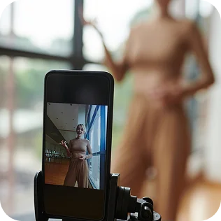 Personne prenant une photo avec téléphone
